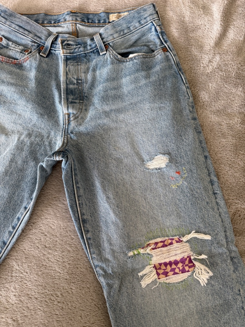 Light Wash Relaxed Women’s Jeans with Embroidered Patch